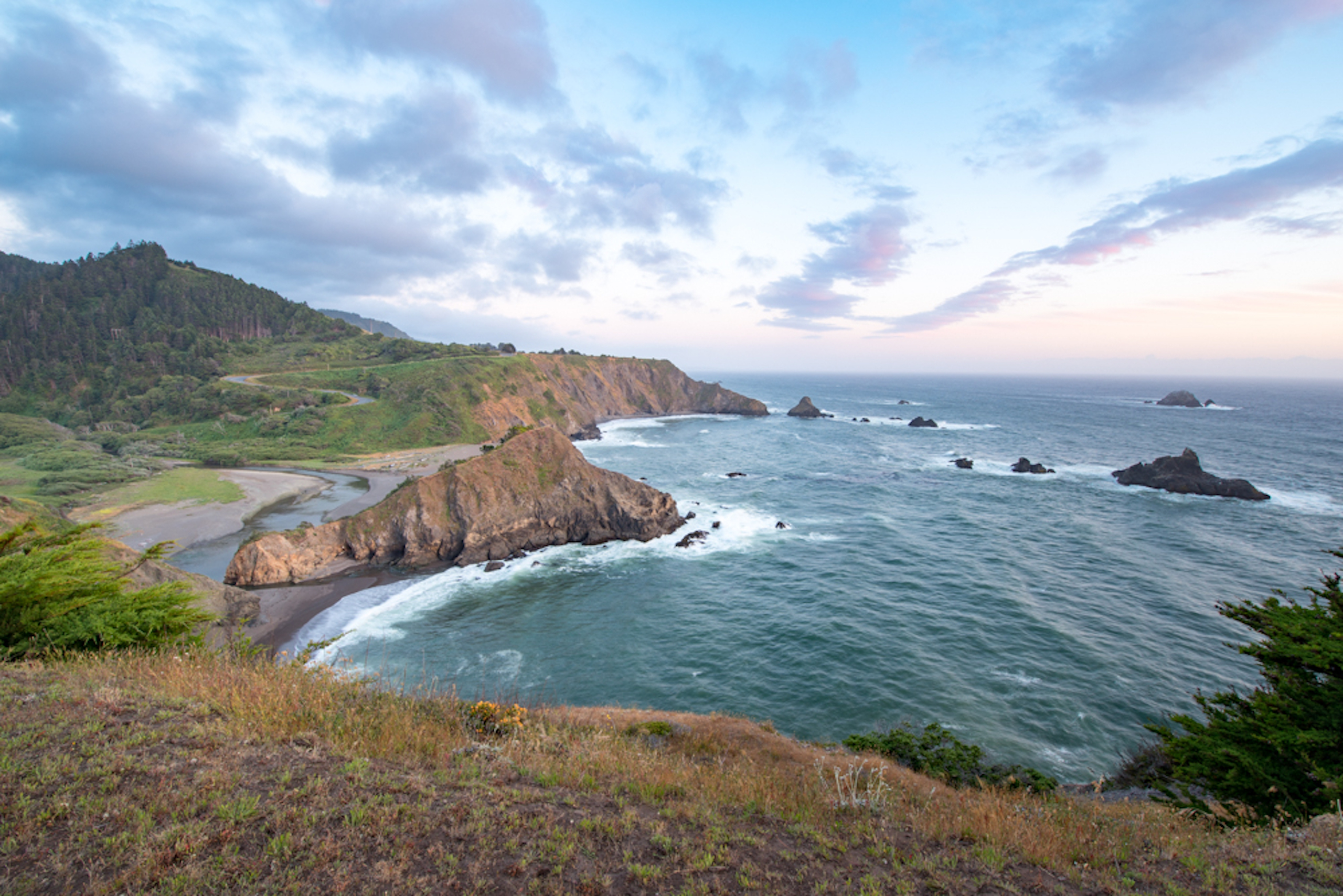 Coastal cliff view at Elk House by Renée del Gaudio Architecture