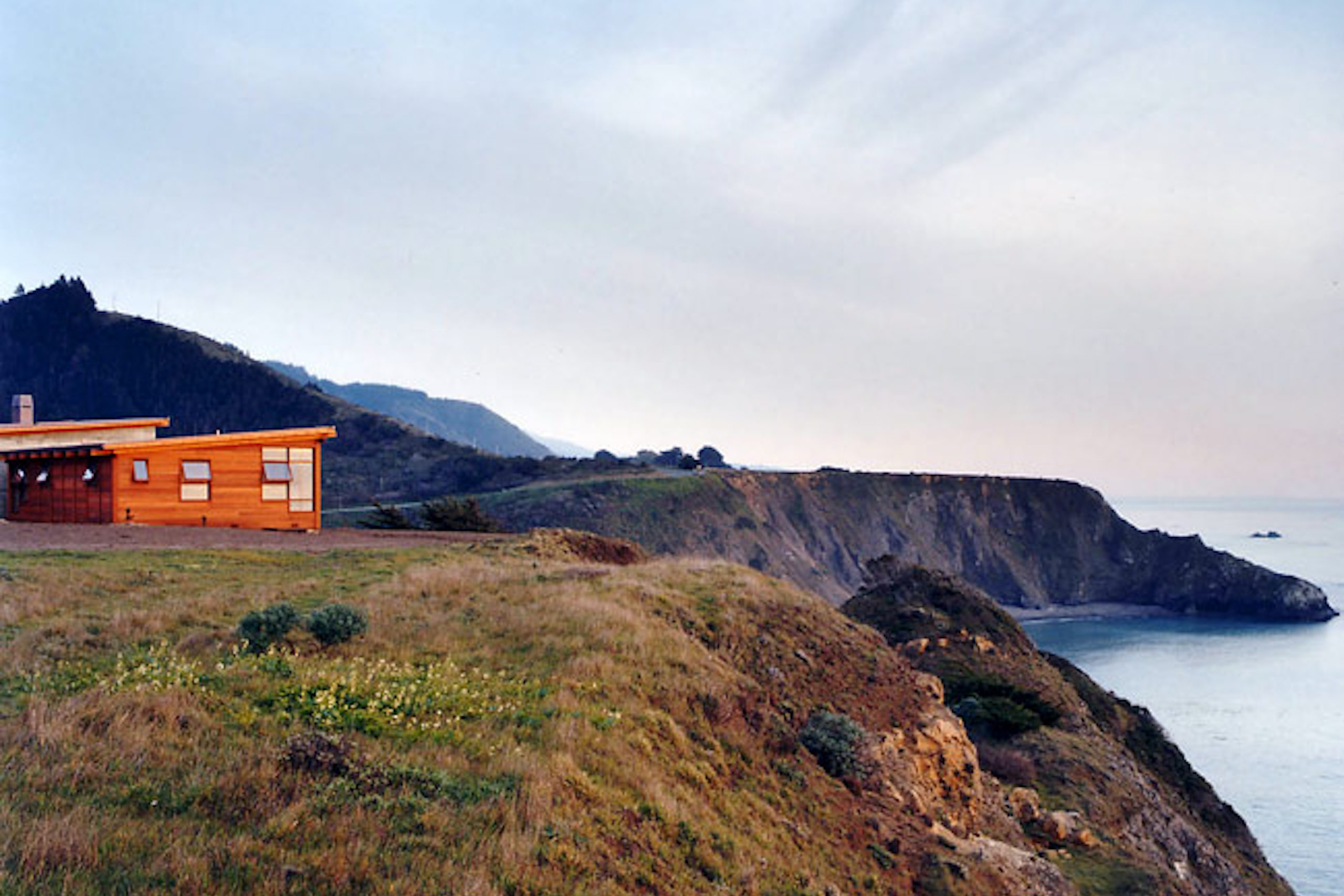 Coastal cliff view of Elk House by Renée del Gaudio Architecture